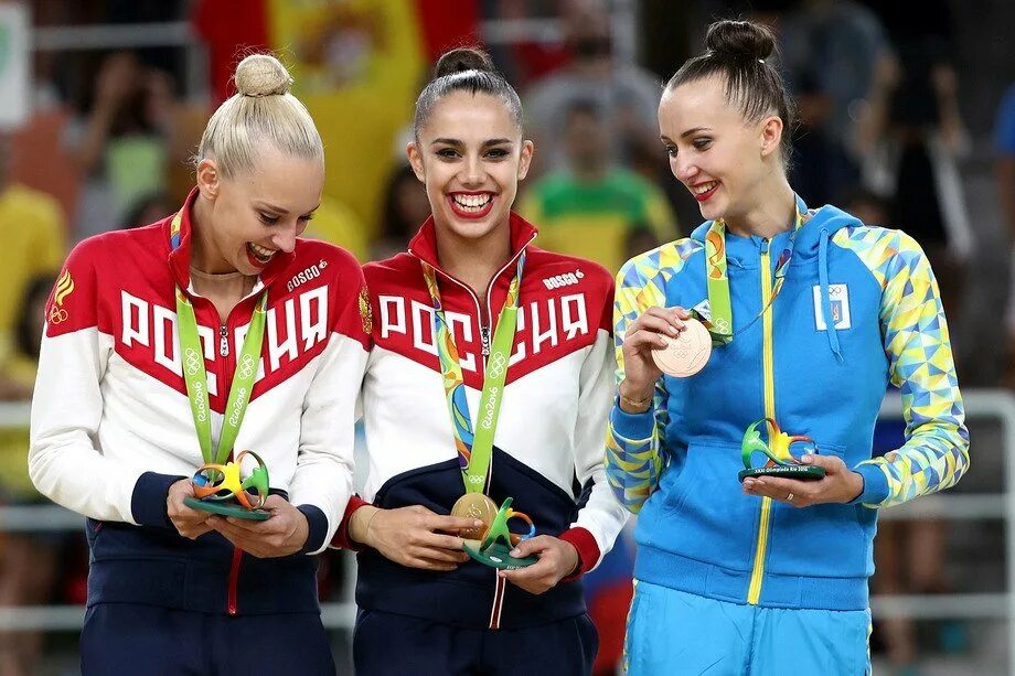 Олимпийскую чемпионку годами. Олимпийская сборная россии сочи 2014. Фигуристка олимпийская чемпионка сочи 2014 липницкая. Олимпийскую чемпионку годами. Сочи командный турнир фигуристов.