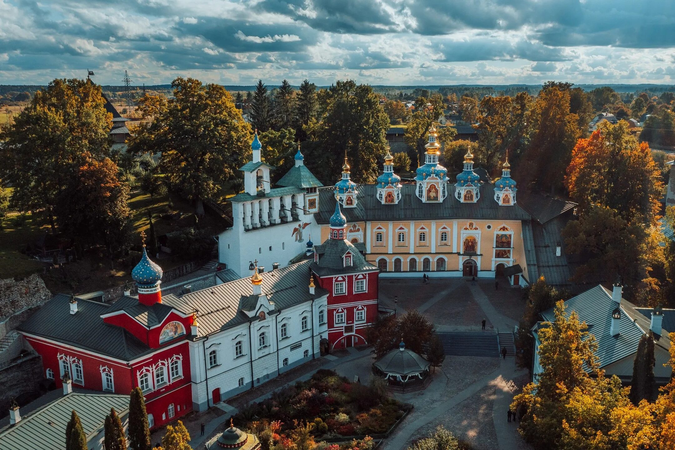 Псково-печерский монастырь группа паломников. Подворье псково-печерского монастыря в москве. Паломнический центр псково печерского монастыря. Паломнический центр печоры псковская область. Паломничество в псково печерский монастырь.