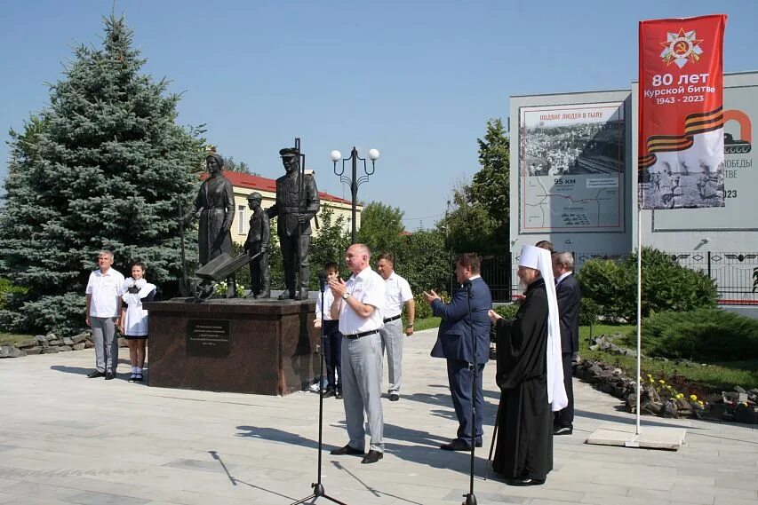 Памятник строителям дороги старый Оскол - ржава. Памятник старый Оскол ржава. Памятник строителям железной дороги старый Оскол ржава. Памятник труженикам тыла в Старом Осколе.