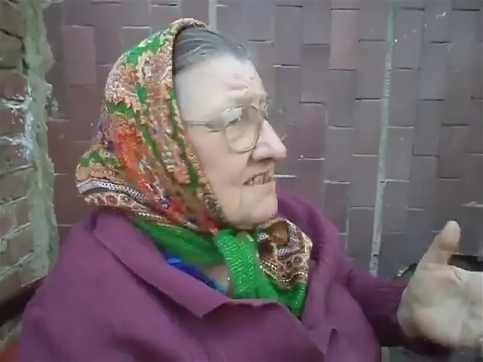 Видео бабка. Бабка жжет про черта. Бабушка рассказывает анекдот. Смешная бабка рассказывает анекдоты.