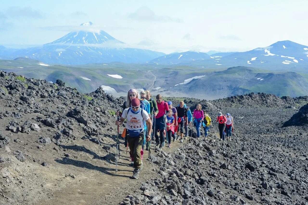 Ключевской вулкан восхождение. Подняться на вулкан. Авачинский вулкан восхождение. Вулканы камчатки авачинская сопка. Восхождение на авачинский вулкан камчатка.