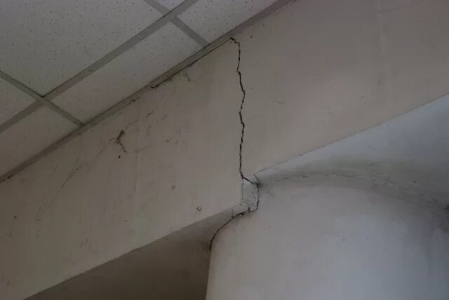 Трещины на гипсокартоне. Трещины в гипсокартоновом потолке. Треснул гипсокартон на потолке. Трещины в гипсокартонной стене.