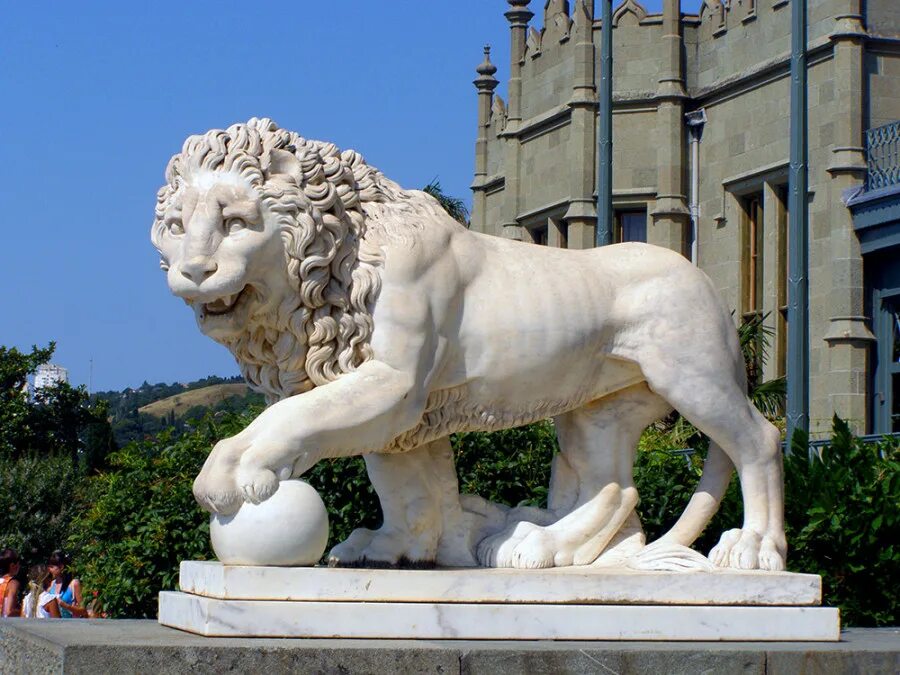 Воронцовский парк львы. Лев дворцов. Воронцовский дворец ялта львы. Львы воронцовского дворца в крыму. Львы воронцовского дворца в крыму.