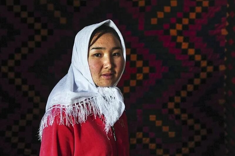 Женщины Киргизии. Киргизы девушки. Красивые девушки Кыргызстана. Женщина в платке. Ала качуу