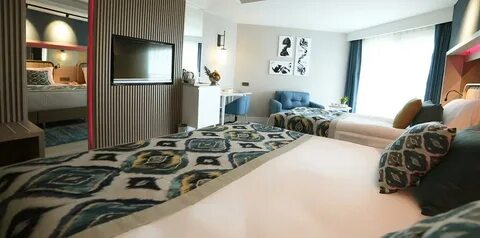 Side wing hotel