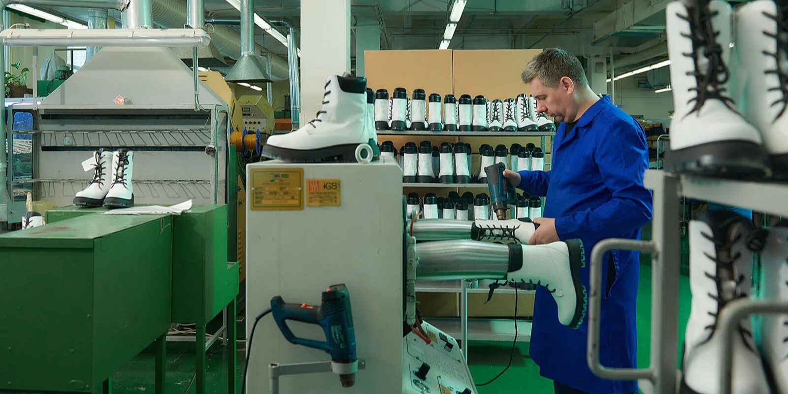 Фабрики москвы производство. Обувная фабрика Парижская коммуна. Обувная фабрика Парижская коммуна эфир 1983. Обувная промышленность. Производство обуви.