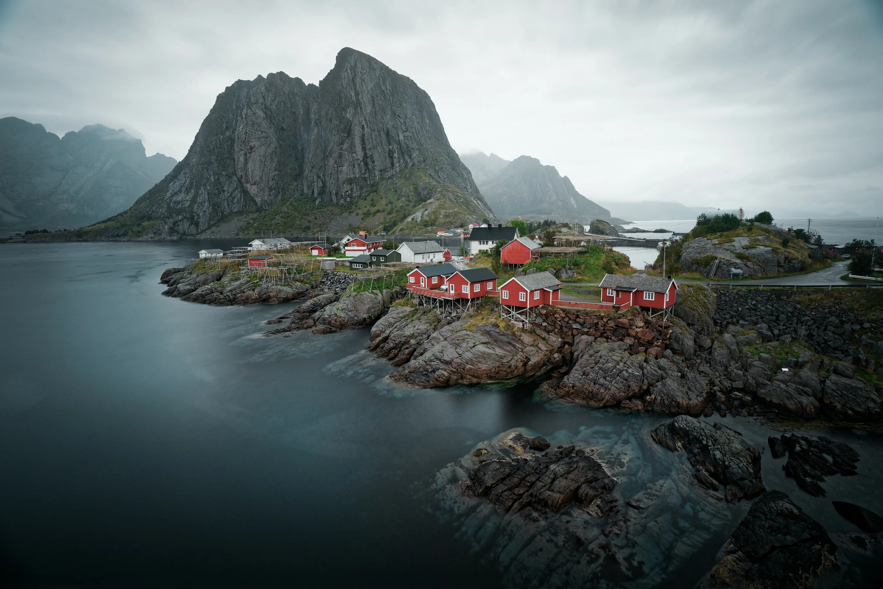 Какая страна имеет знаменитую природную достопримечательность фьорды. Лофотенские острова, Норвегия. Норвегия Лофотенские острова домик красный. Рейне Лофотенские острова Норвегия. Скандинавия фьорды.