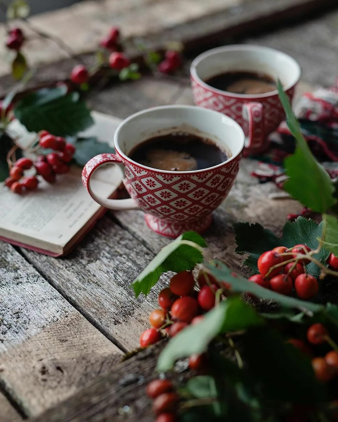 Осенний кофе. Чашка кофе и рябина. Осень чай. Доброе утро ноябрь.