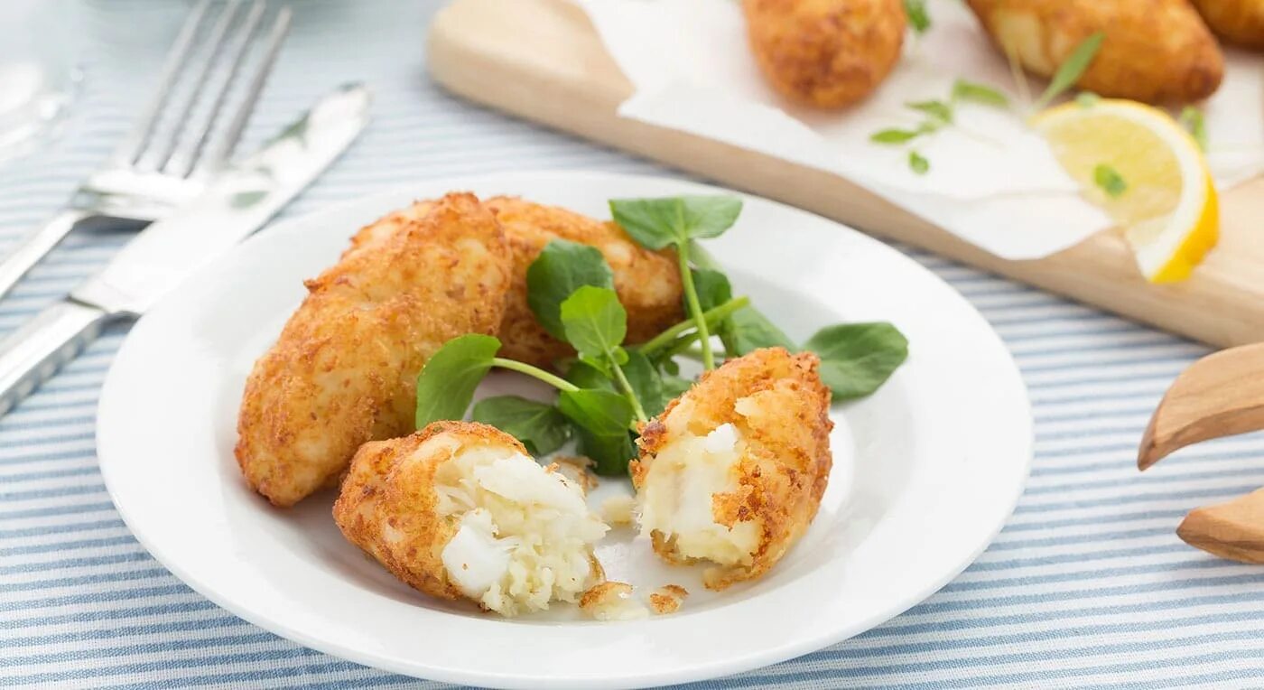 Котлеты из лосося. Рубленые куриные котлетки из филе. Котлета жареная рыбная. Котлеты рыбные тресковые. Котлеты рыбные монастырские.