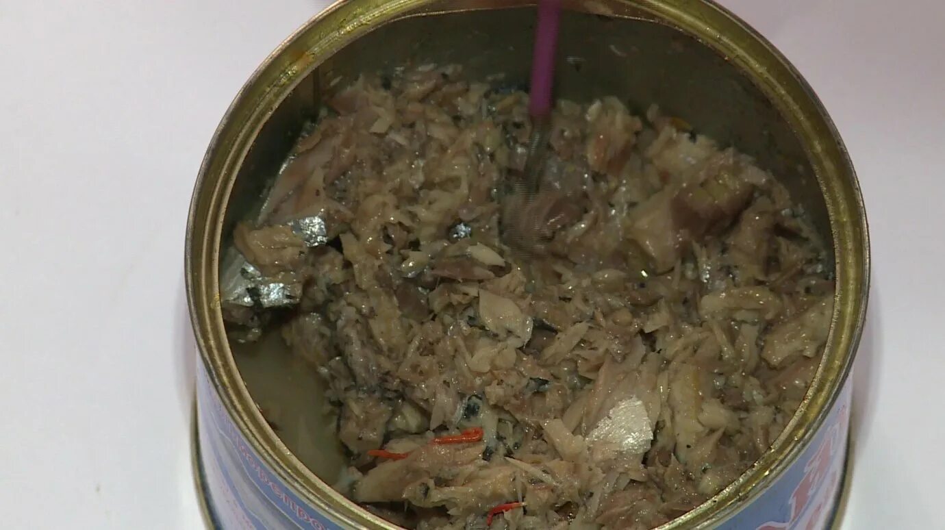 Морской таракан в консервах кильки. В консервах нашли. В консервах нашли. Инородный предмет в консервах. Глисты в консервах манго.
