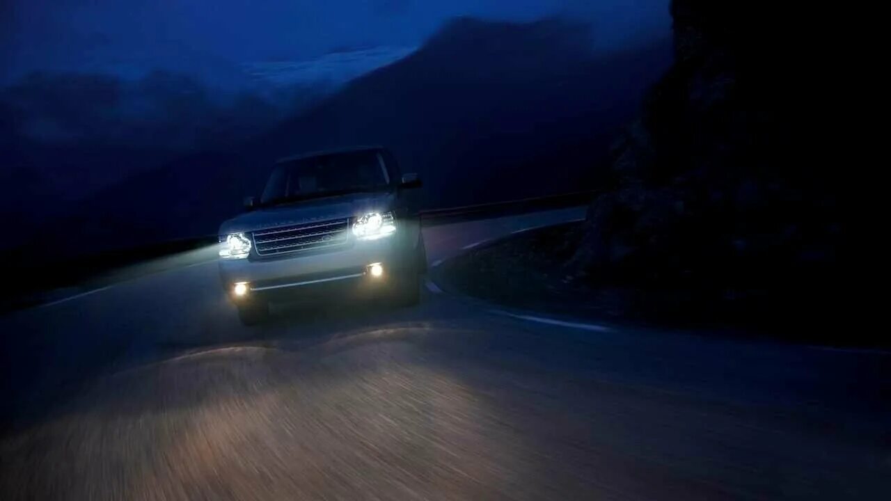 Light avto. Рендж Ровер свет фар. Рендж Ровер фары в темноте. Range Rover фары ночью. Рендж Ровер фары ночью.