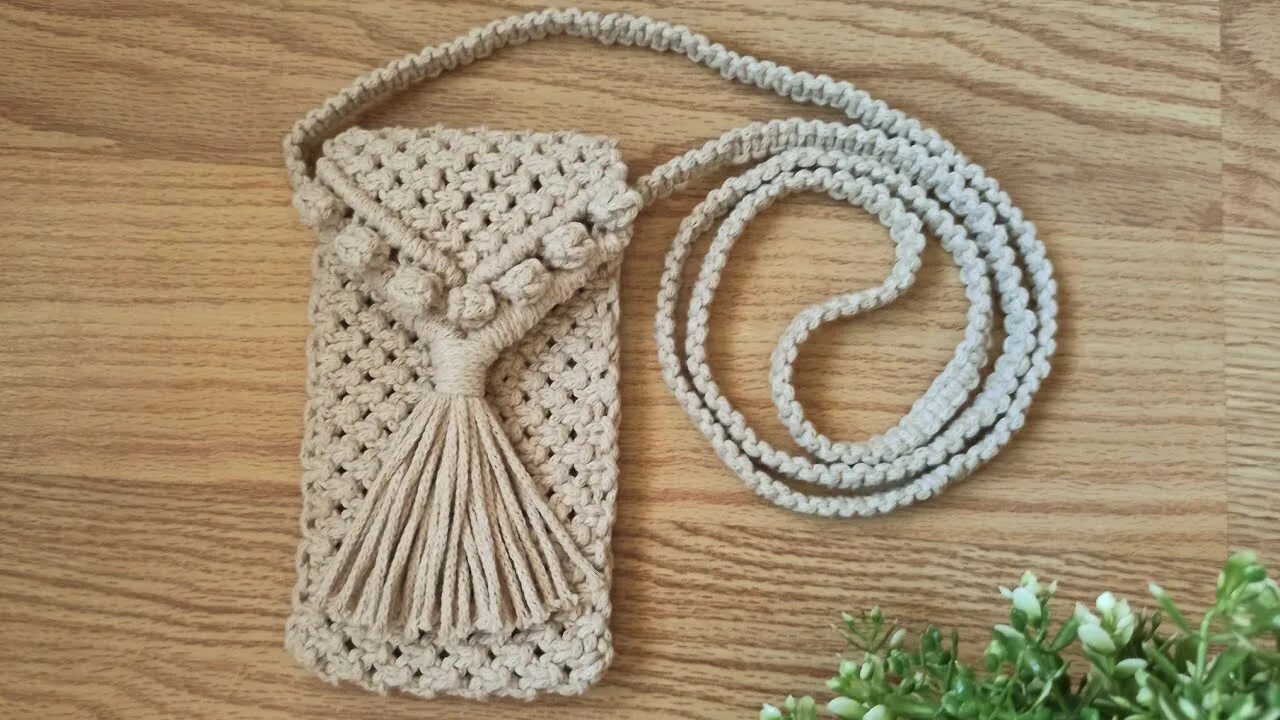 Сумка для телефона макраме. Для телефона из макраме чехол. Сумка макраме. Накидка на стул. Макраме чехлы.