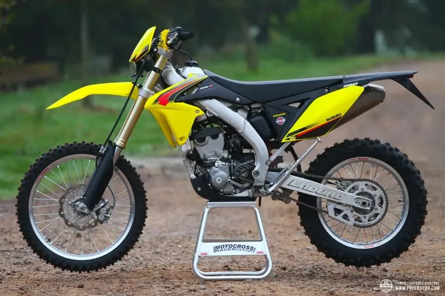 Suzuki 250 эндуро. Сузуки 250 кросс эндуро. Сузуки 250 кубов эндуро. Suzuki RMZ Enduro.