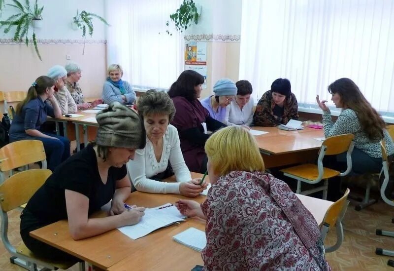 Родительское собрание в школе. Родители на собрании в школе. Собрание детей в школе. Собрание мам. Собрание перед школой