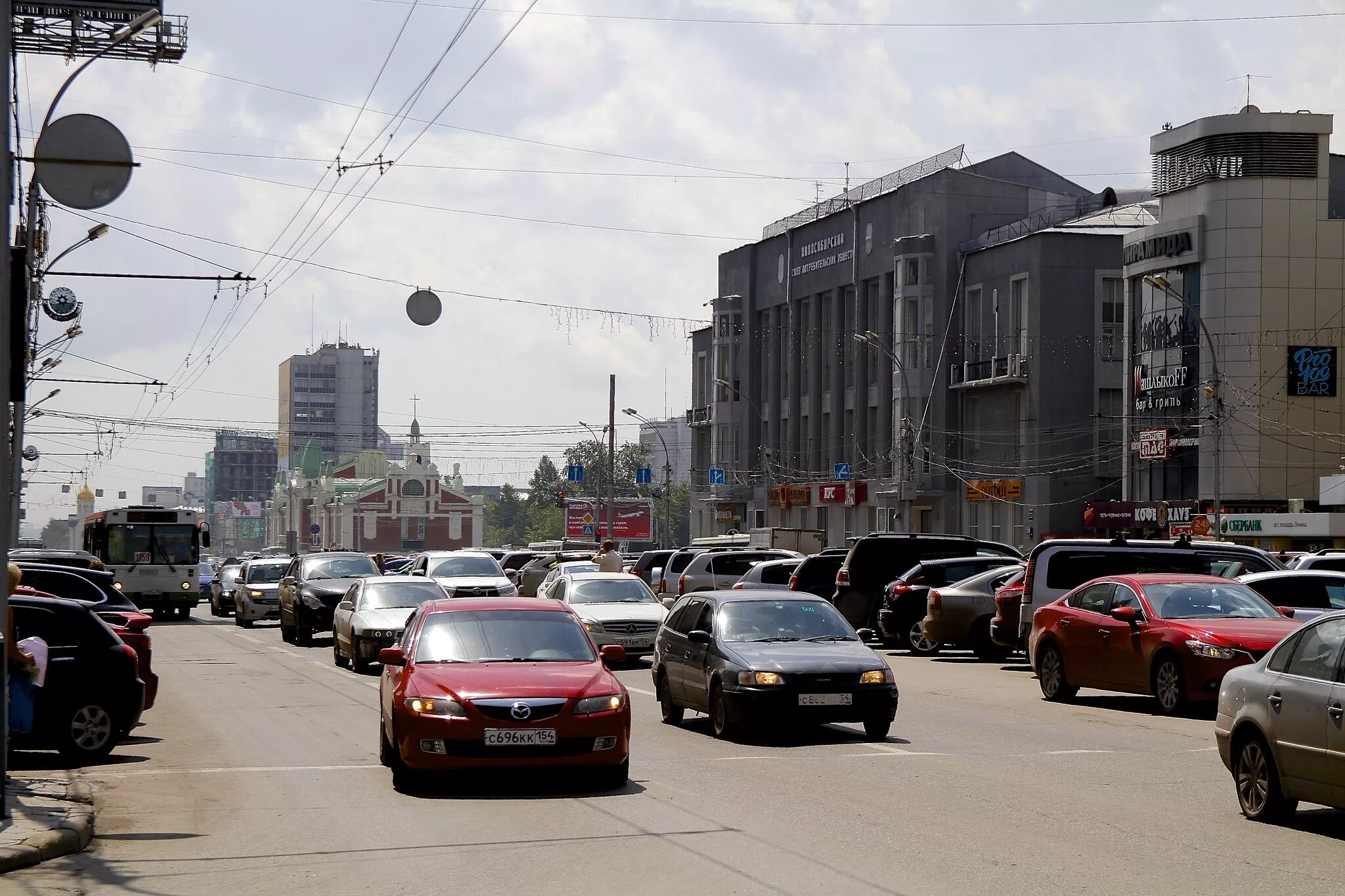 Автомобиль Новосибирск. Городские автомобили в Новосибирске. Машины в городе. Дорогие машины Новосибирска.