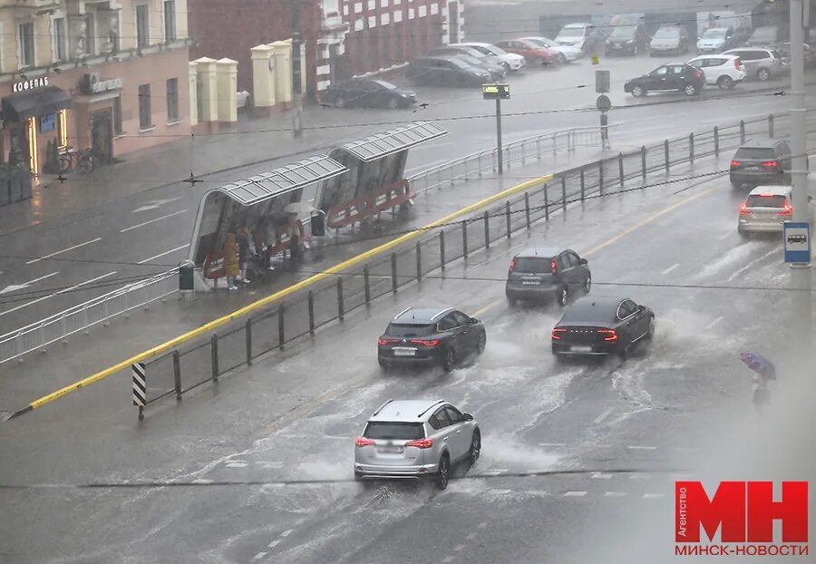 Ливень. Машина под дождем. Ливень в Минске. Ливневые дожди.