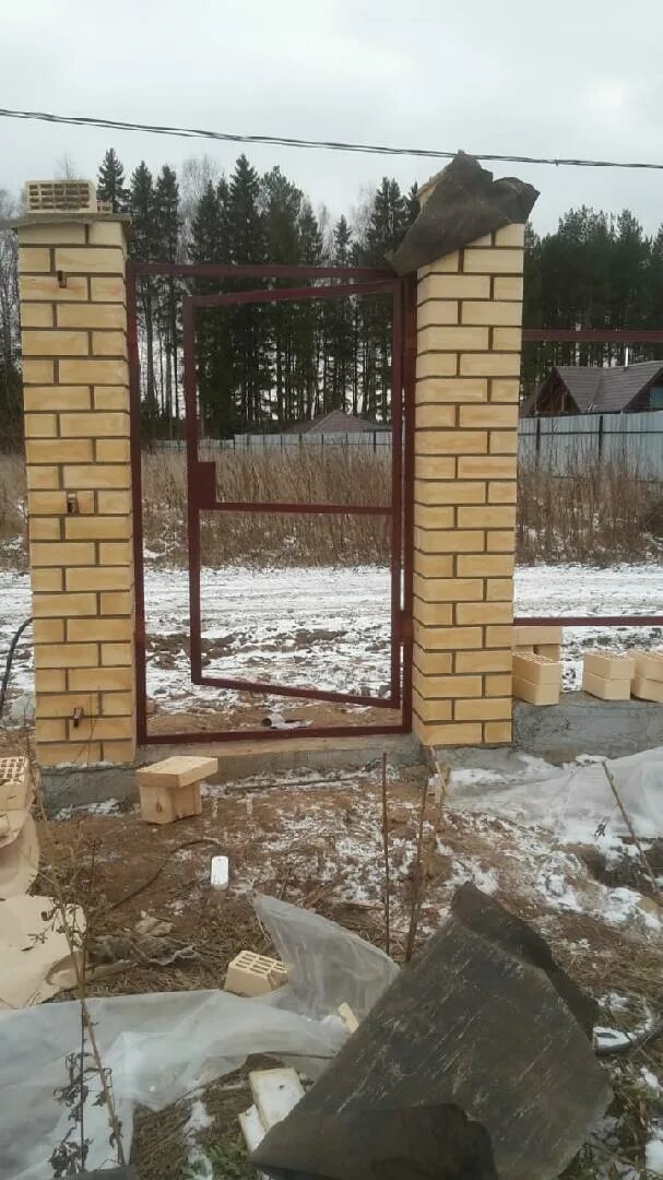 Закладные кирпичных столбов ворот. Кирпичные столбы для ворот. закладные в кирпичные столбы. ворота с кирпичными столбами. калитка на кирпичных столбах.