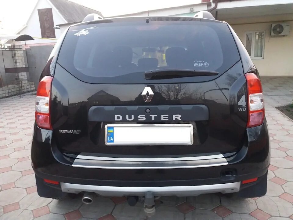 Дастер купить заднюю дверь. Renault Duster дверь багажника. Накладка багажника Рено Дастер. Накладка на кромку багажника Renault Duster. Накладка на дверь багажника Рено Дастер.