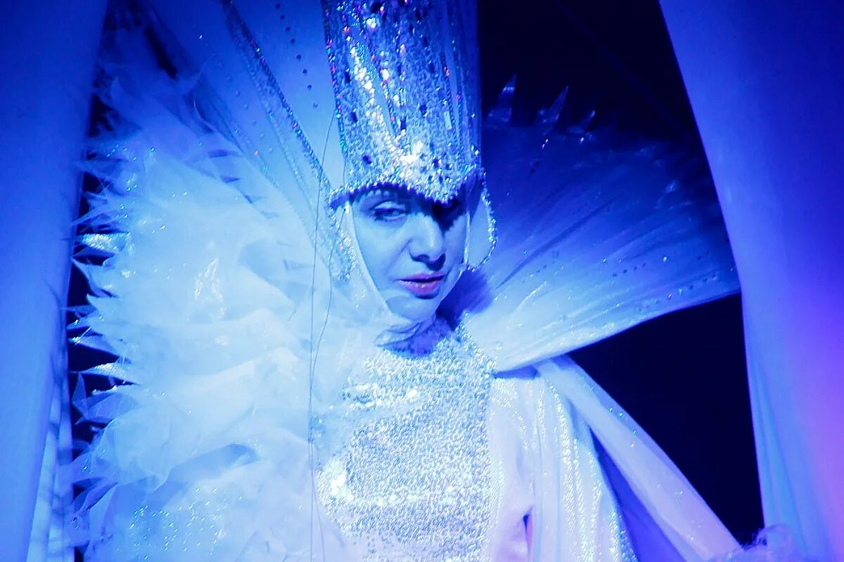 Снежная королева театр горького. Снежная королева театральная постановка. Драм театр спектакль снежная королева. Снежная королева театр спектакль. Спектакль снежная королева 2023.