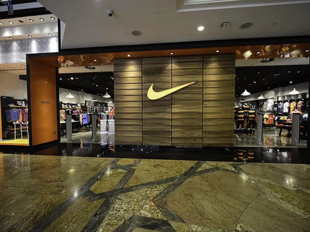 Дубай молл найк. Nike в Дубай Молл. Abu Dhabi Mall Nike. Абу Даби Молл Nike. Найк Таун Дубай Молл.