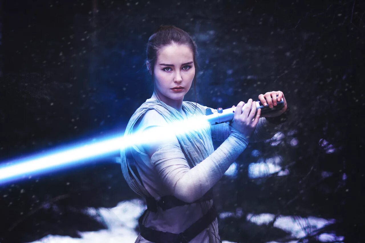 фотосессия со светящимся мечом. джедайский меч с джедаем. джедай с синим мечом. рей (звёздные войны). юэн макгрегор джедай.
