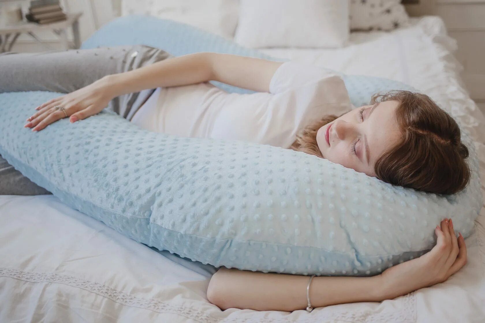 Какие подушки мягче. Подушка для беременных. Длинная подушка. Подушка сон. Подушка для беременных для сна.