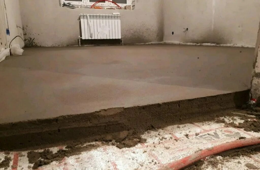 Проливать полусухую стяжку