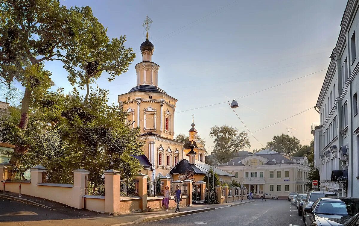 Ткачев в храме троицы в хохлах. Храм Святой Живоначальной Троицы в хохлах. Москва храм в хохлах Живоначальной Троицы. Церковь Троицы в хохлах Хохловский переулок. Храм Святой Троицы в хохлах в Москве.