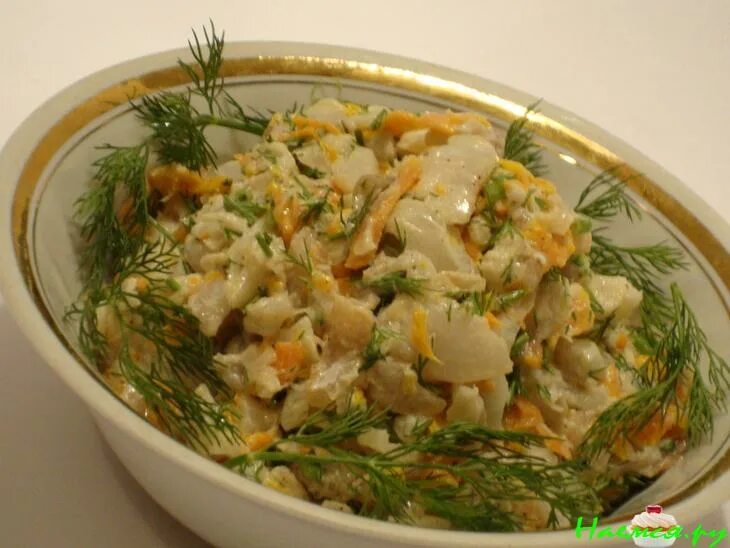 Салат с минтаем. Салат рыбный с окунем. Рыбный салат из минтая. Салат с минтаем вареным. Салат минтай и лук