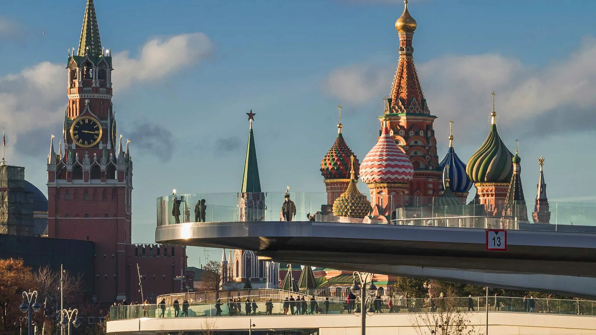 Москва летом 2019. Город Москва. Обои на рабочий стол Москва. Вид с парящего моста на Кремль. Боровицкий мост.