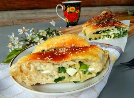 Рулет с луком и яйцом