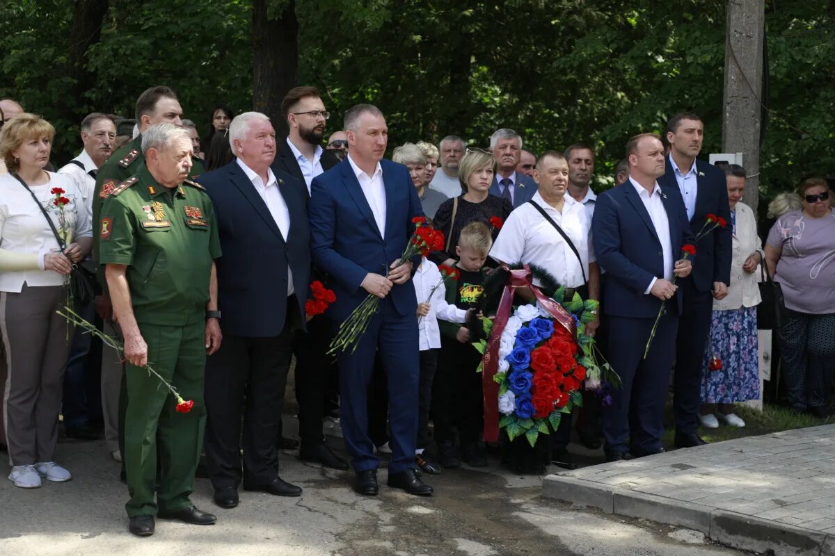 Торжественное открытие памятника. Возложение цветов к памятнику. Цветы на памятник. Масленица в наро фоминске 2024