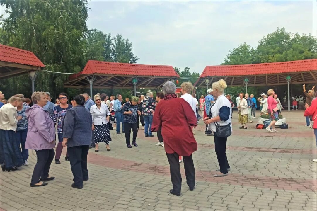 Танцевальные вечера в Томске. Мероприятия в парке вечер. Танцы на белом озере г Томска. Вечерок парк.