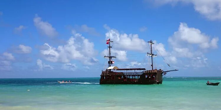 Атлантик лайнер затонувшие корабли. Судно в доминикане. Сказочный парусник. Пиратский корабль испаньола. Судно в доминикане.