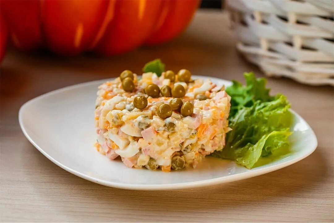 оливье с мясом говядины. оливье с телятиной. салат оливье с говядиной. оливье с мясом говядины. гора оливье.