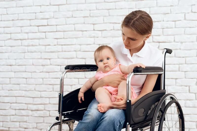 Мама инвалид. Мама с ребенком в инвалидной коляске. Мать и дитя инвалид. Мать с ребенком инвалидом. До 3 неработающим мамам