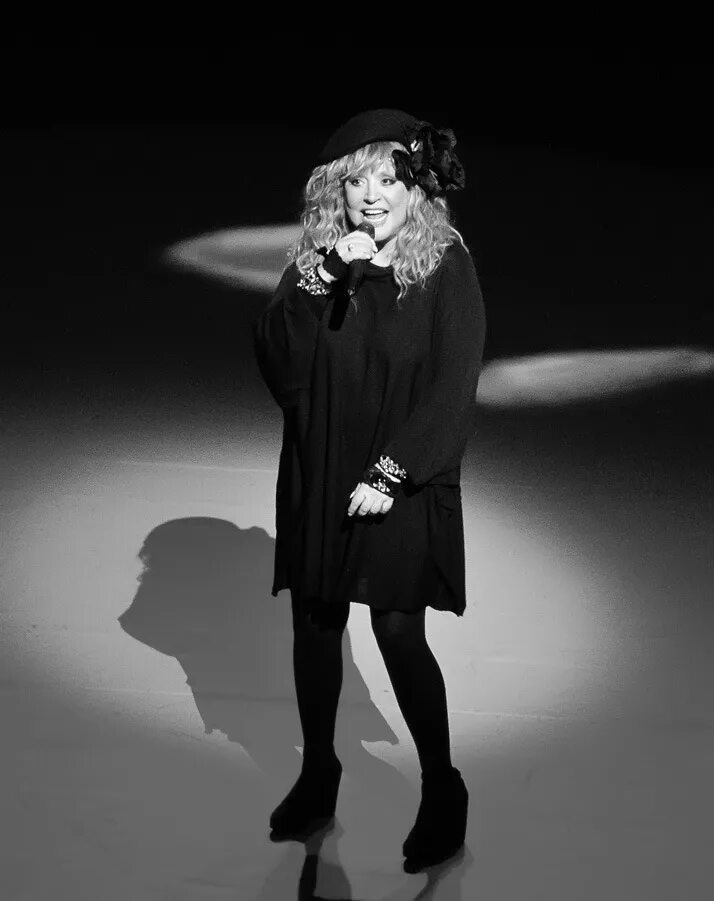 Пугачева белые. Пугачева чб. Пугачева 2009. Пугачева белые. Пугачева белые.