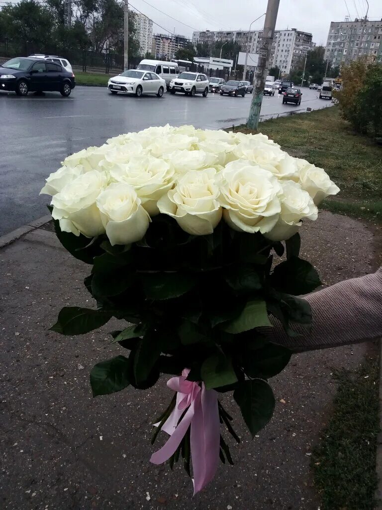 улица букетная. цветочная композиция в сумочке. донецк улица артёма 64 букетная лавка. улица букетная. тайм фловерс баку.