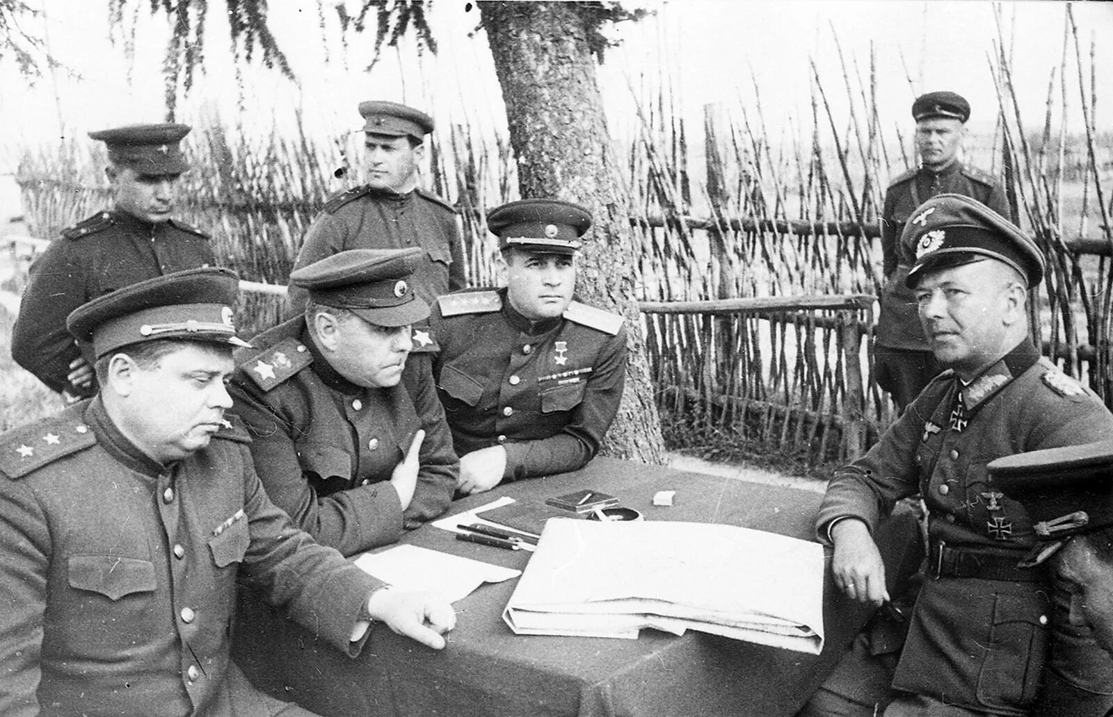 Операции ссср в 1944. Генерал Черняховский Багратион. И Д Черняховский 3-й белорусский фронт. Маршал Василевский 1945. Маршал Василевский на фронте.