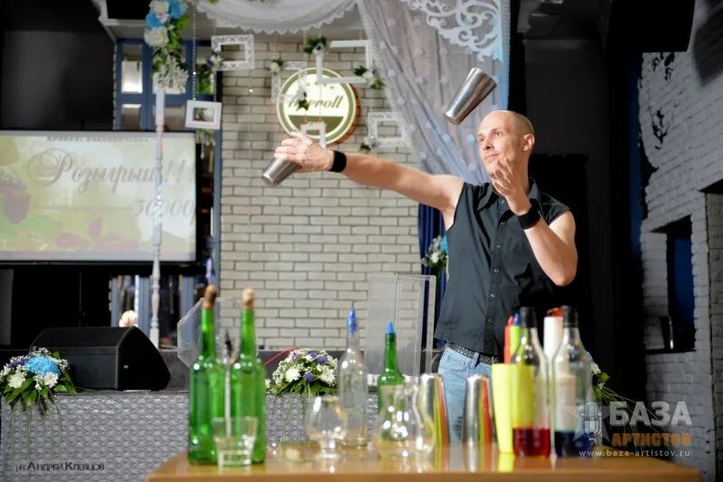 Не бармен show как зовут. Агафонов бармен шоу. бармен шоу краснодар улицкий.