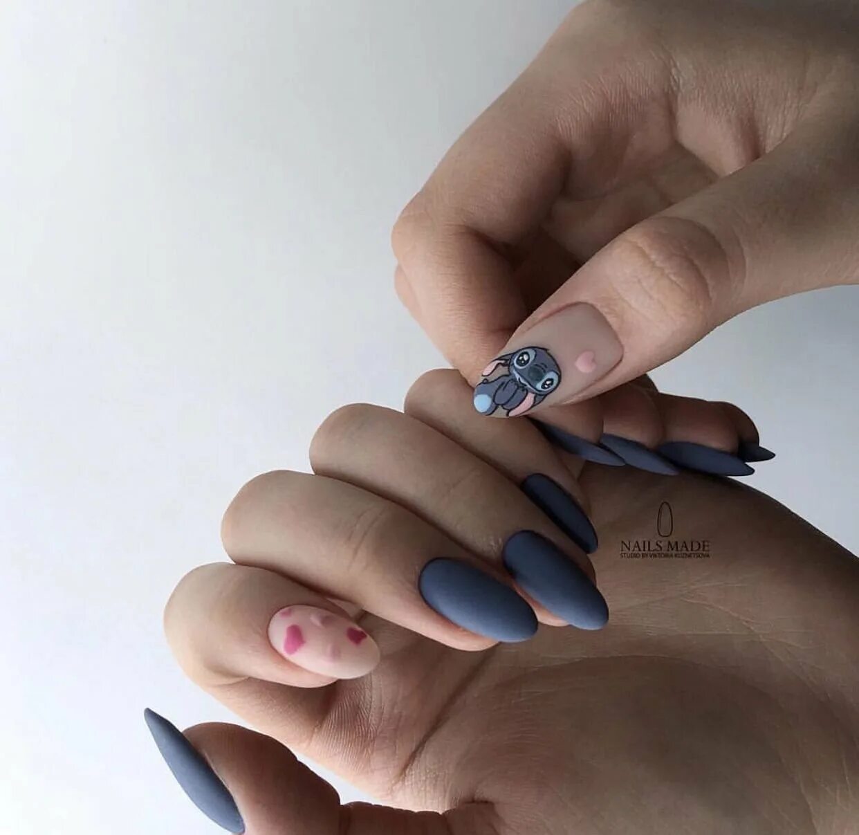 Ногти на руках миндаль. Френч маникюр на длинные ногти миндалевидной формы. Ногти на руках миндаль. Маникюр разные цвета на разных руках. Ногти на руках миндаль.