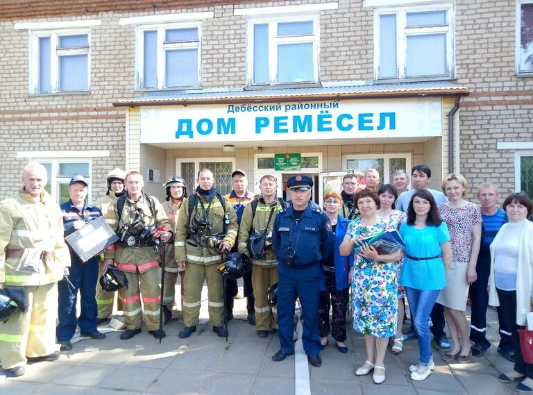 Дебесский политехникум. Администрация Дебесского района. Дебесский дом ремесел. Дебесская СОШ. Дебесская школа фото.