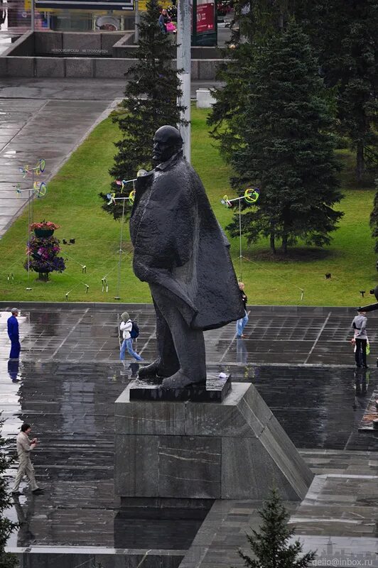 Памятник ленину в новосибирске на площади ленина. Ленин на площади ленина новосибирск. Памятник на площади ленина новосибирск. Ленин в новосибирске. Памятник ленину нск.