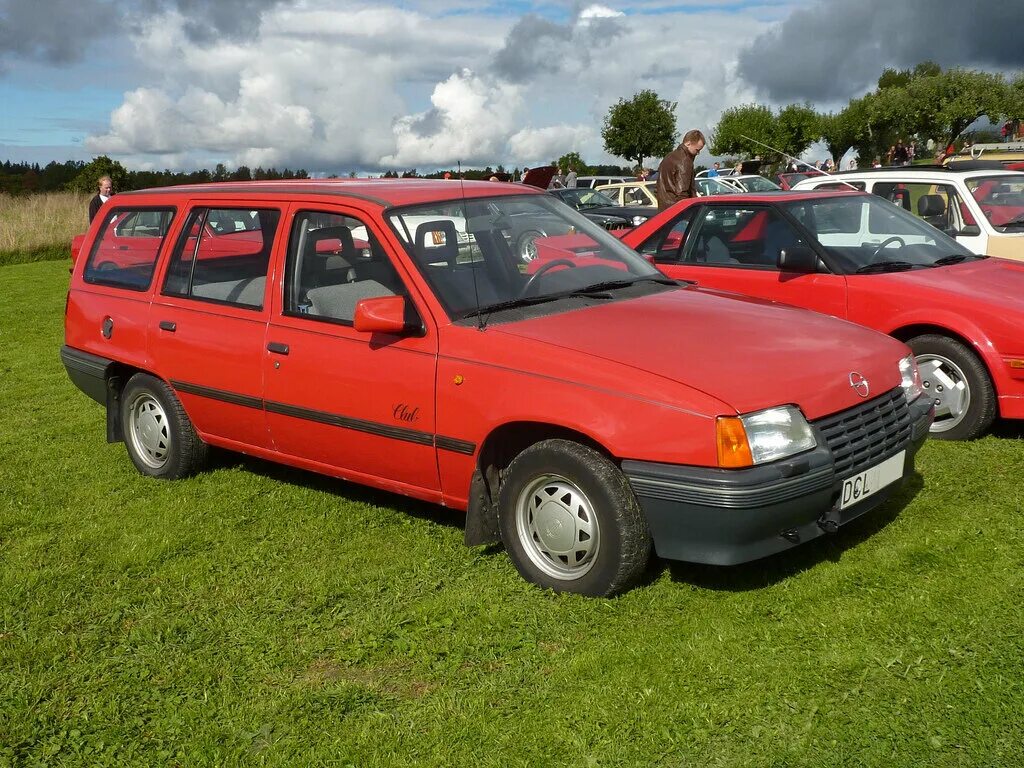 Опель купить куфар. Опель кадет 1990 универсал. Opel Kadett универсал. Opel Kadett универсал 3 двери. Opel Kadett e Caravan.