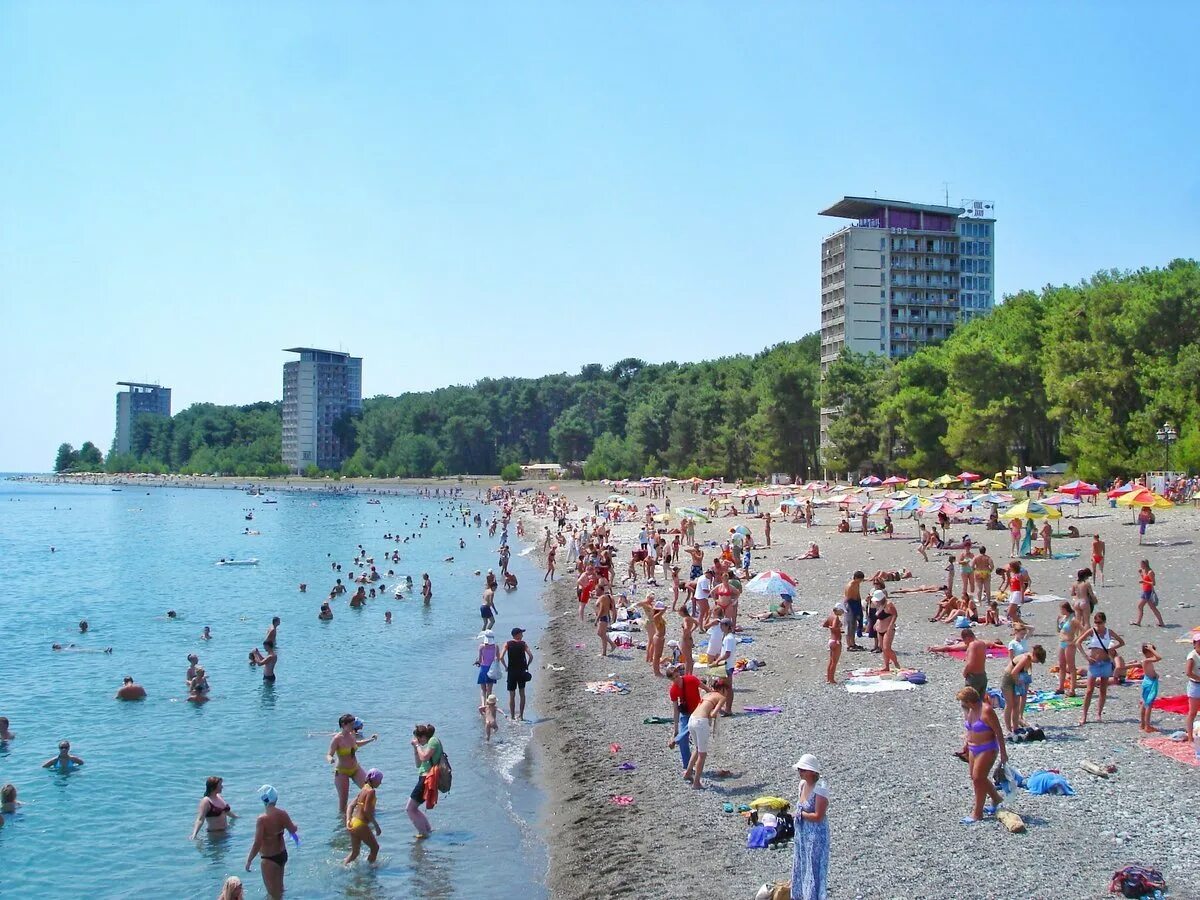 Погода в пицунде вода в море. Пляж Пицунда Абхазия. Пицунда сейчас. Пицунда главный пляж. Море в районе Пицунды.