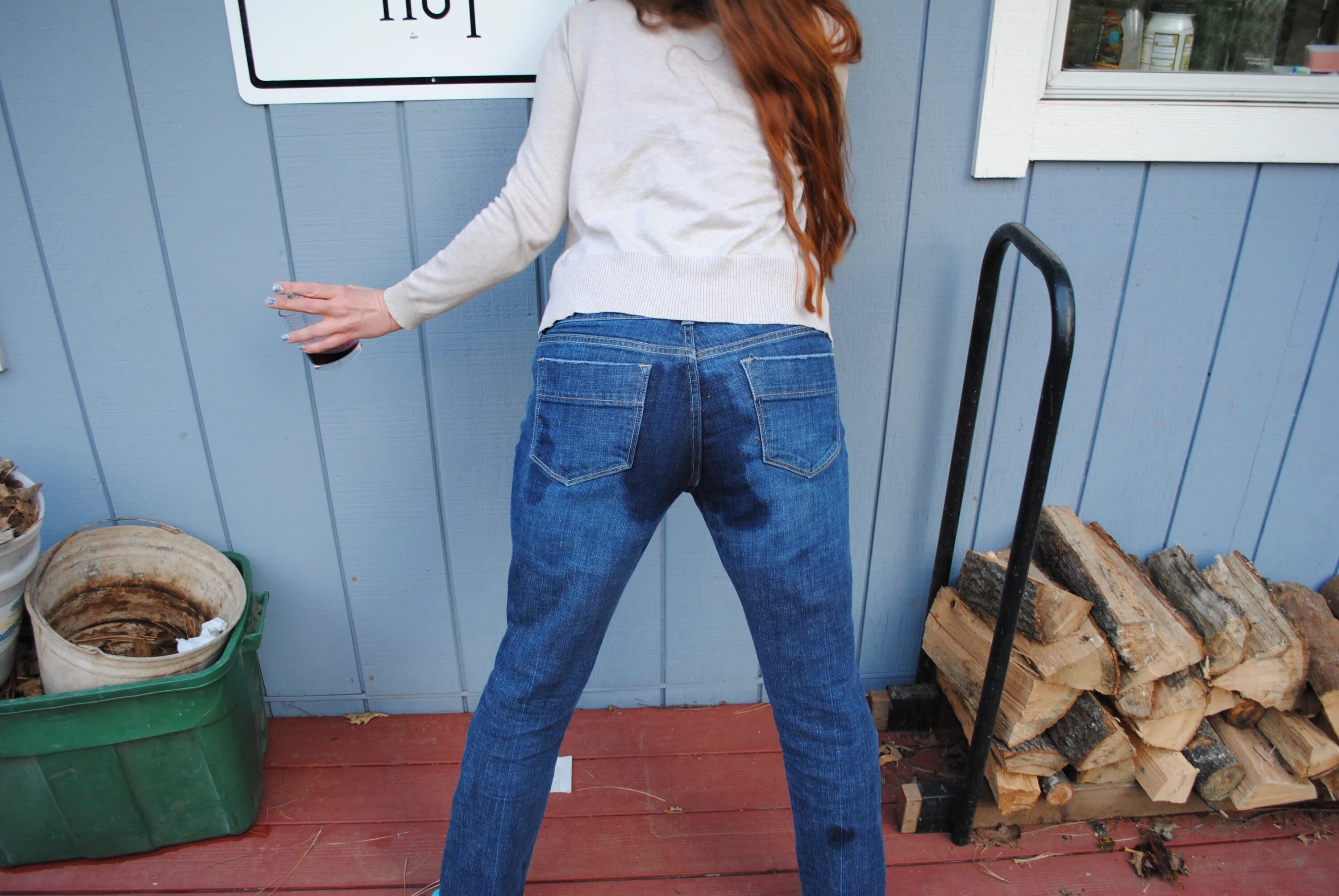 Описался утром. Описалась в джинсы. Обоссаные джинсы на девушках. Описанные штаны. Мокрые штаны.