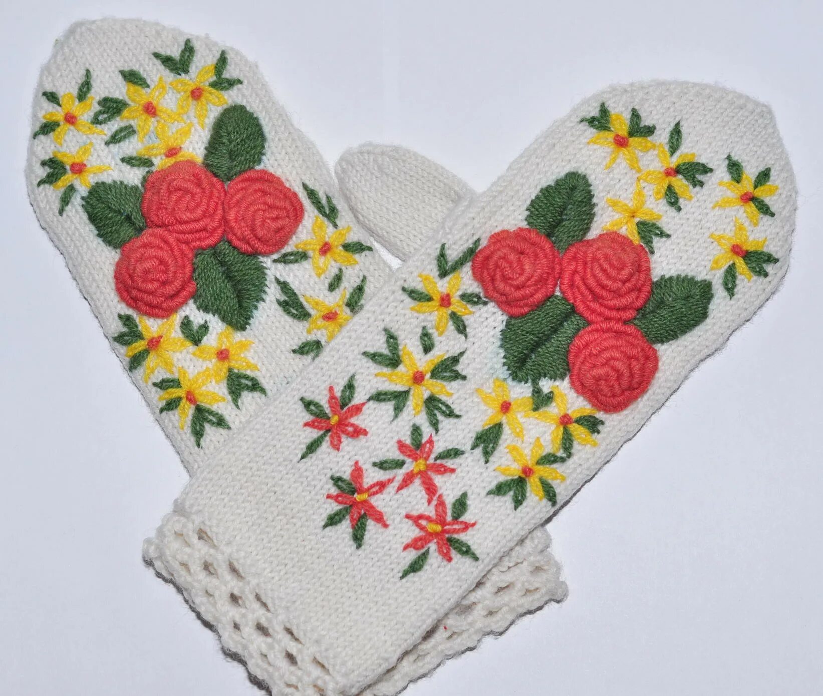 Вышивка шерстяными нитками. Красивые варежки спицами с вышивкой. Варежки крючком для девочки 5 лет. Вышивка шерстью на варежках. Красивые варежки.
