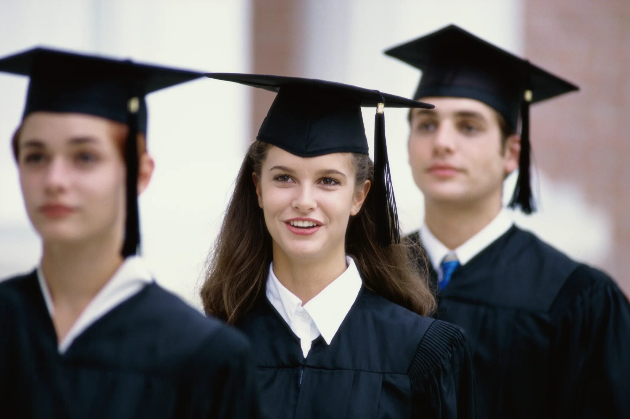 Undergraduate student. Graduate undergraduate разница. Высшее образование женщина без лица. Образование морей. Graduation uniform фон.