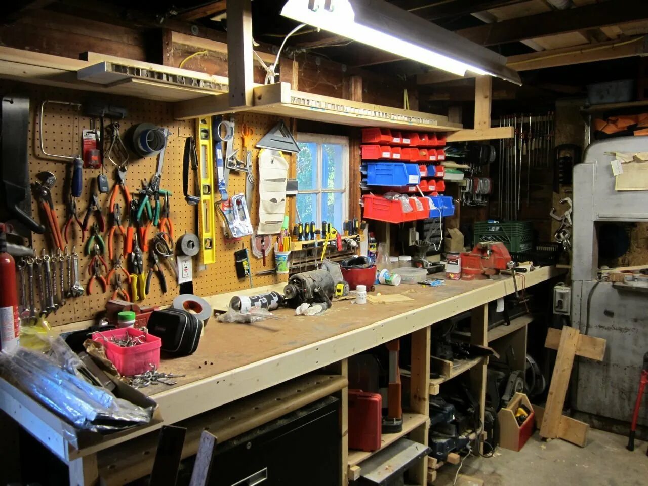 Мастерская дома. Мастерская в гараже. Оборудование мастерской в гараже. Обустройство гаража. Слесарная мастерская в гараже.