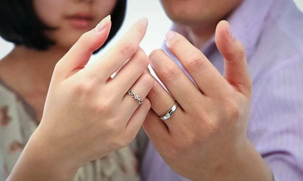 На какой руке носят армяне обручальное кольцо. Обручальные кольца парные на руках. Свадебные кольца на пальцах. Парные кольца помолвочное и обручальное. Свадебные кольца парные на руке.